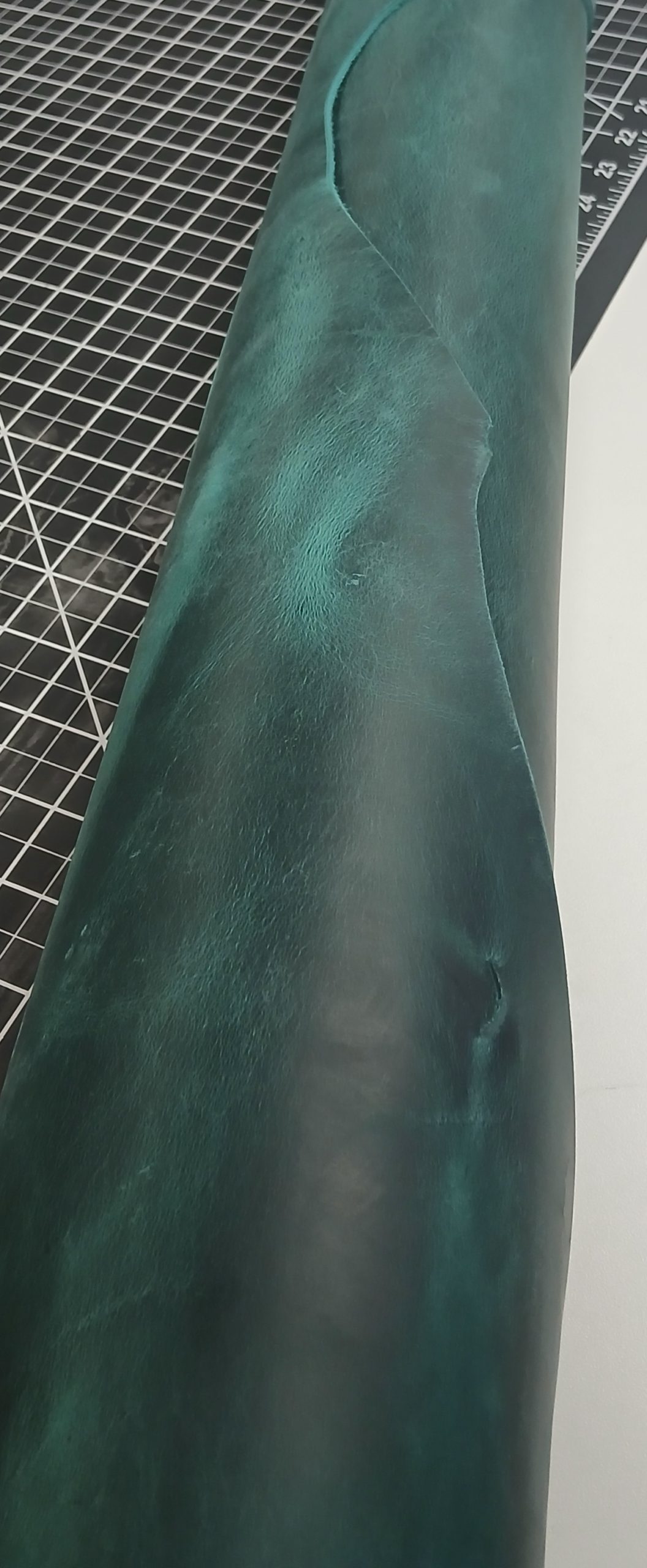 ITALIAN CALFSKIN PULL UP TURQUOISE 5/6 OZ QUARTER